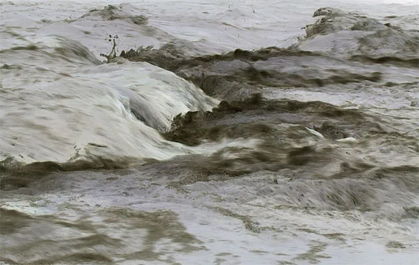 Schmutziges, stürmisches Wasser